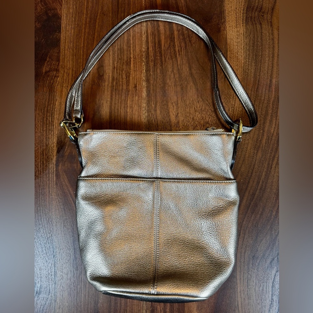 B. Makowsky Metallic Gold Leather Crossbody/Shoulder Bucket Turlock Bag in Gold - Picture 4 of 16